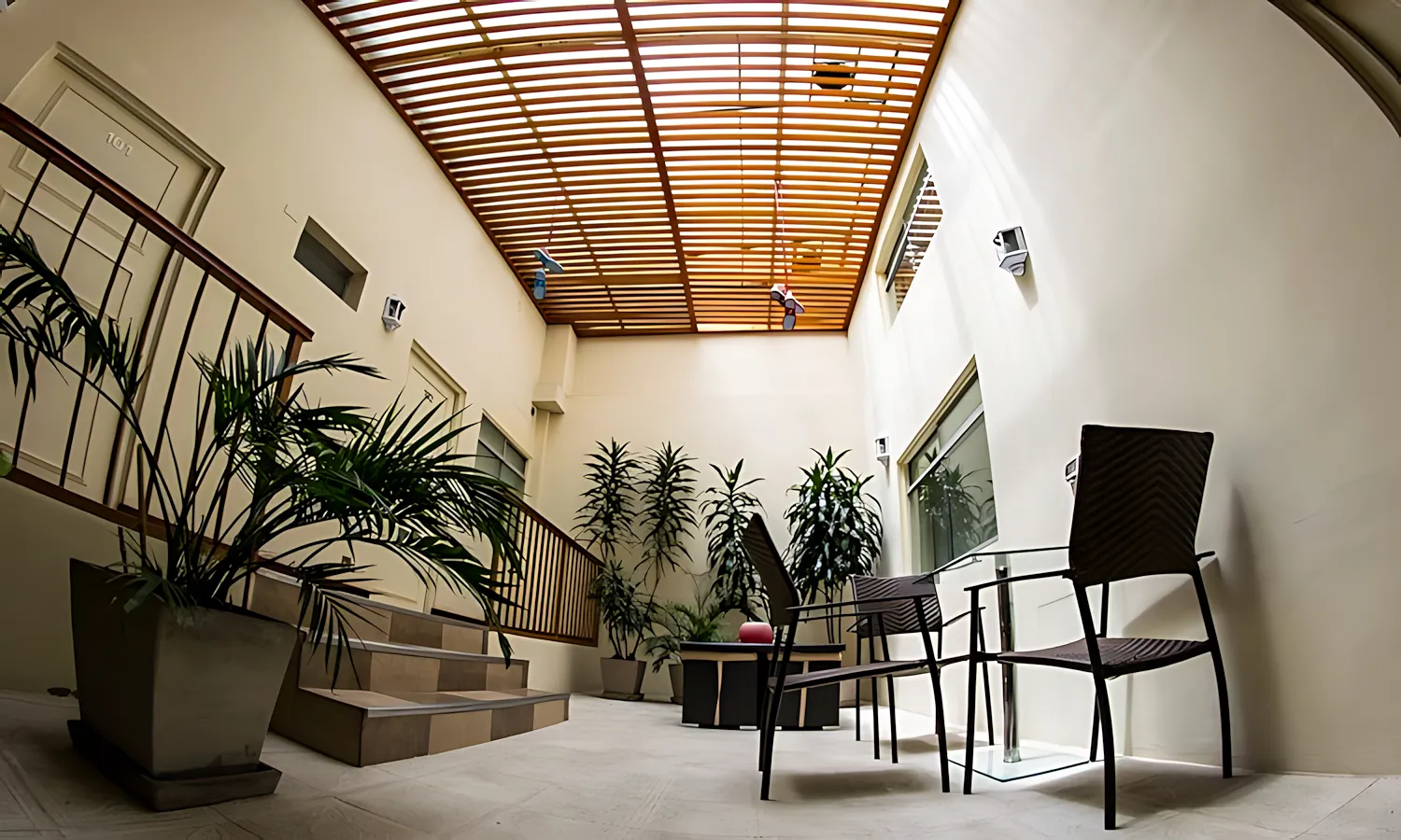 mw first lounge