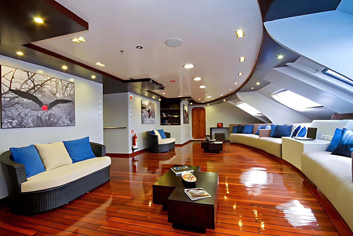 Luxury Galapagos Island Hopping Tour oceanspray lounge