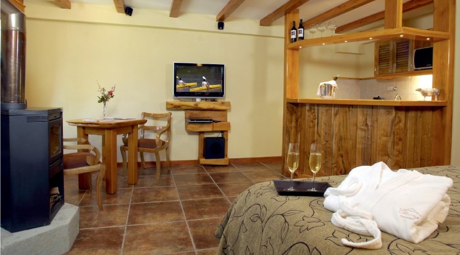 Charming Luxury Lodge & Private Spa Rooms Charming Luxury Lodge & Private Spa Rooms